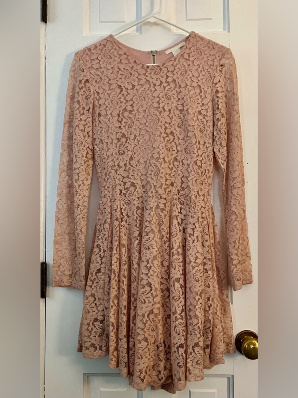 H&M Women's long-sleeve elegant lace dress in muted blush Pink. Size: (8)